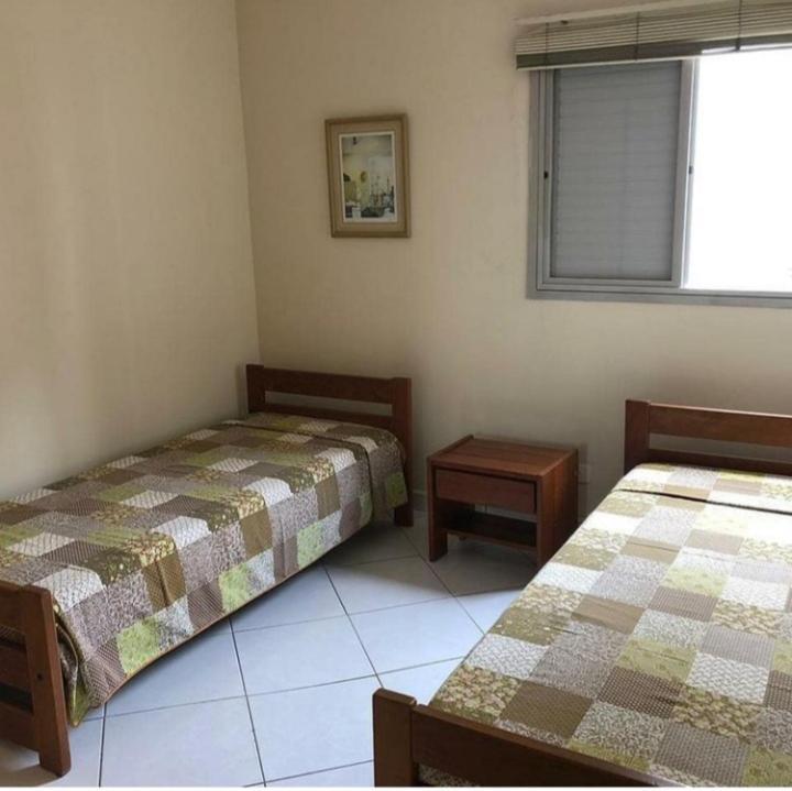 Apartamento na Praia de Pitangueiras-Guarujá à 50mt da praia e comércio perto Exterior foto